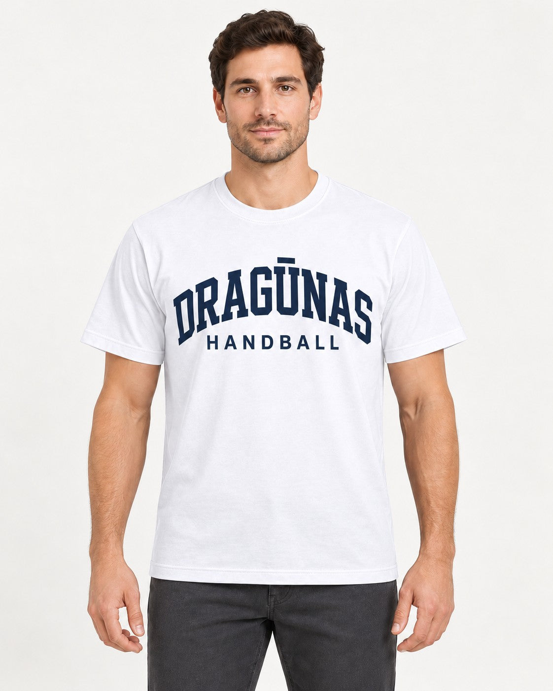 Vyras su baltais DRAGŪNAS HANDBALL marškinėliais